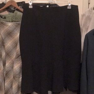 Jones Studio Straight black skirt with a flaring bottom 16w